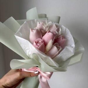 Bukiet delikatnoróżowych tulipanów – świece sojowe na Dzień Kobiet