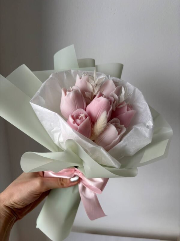 Bukiet delikatnoróżowych tulipanów – świece sojowe na Dzień Kobiet