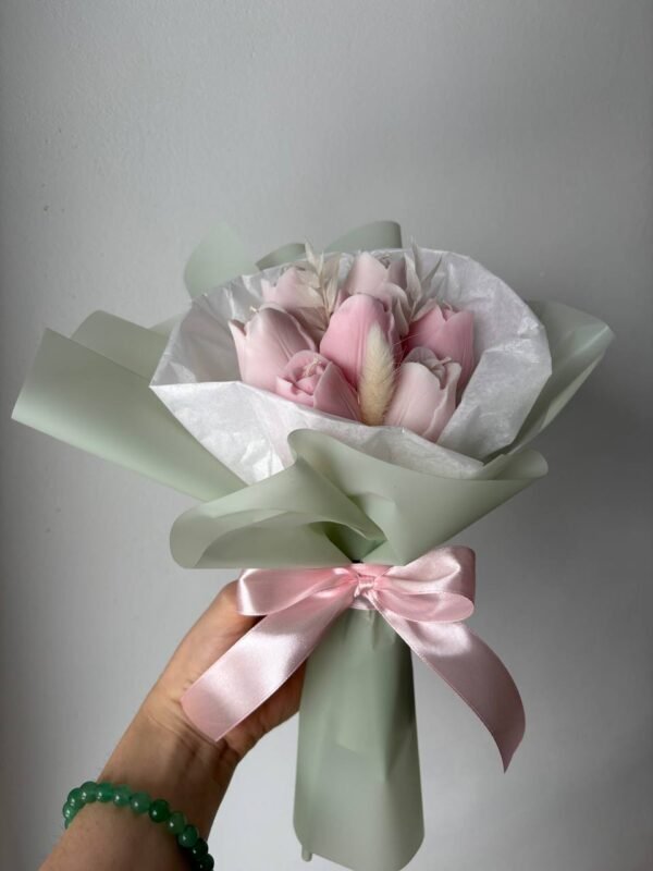 Bukiet delikatnoróżowych tulipanów – świece sojowe na Dzień Kobiet