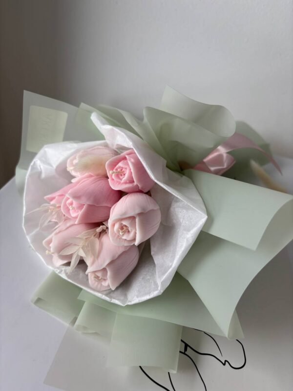 Bukiet delikatnoróżowych tulipanów – świece sojowe na Dzień Kobiet