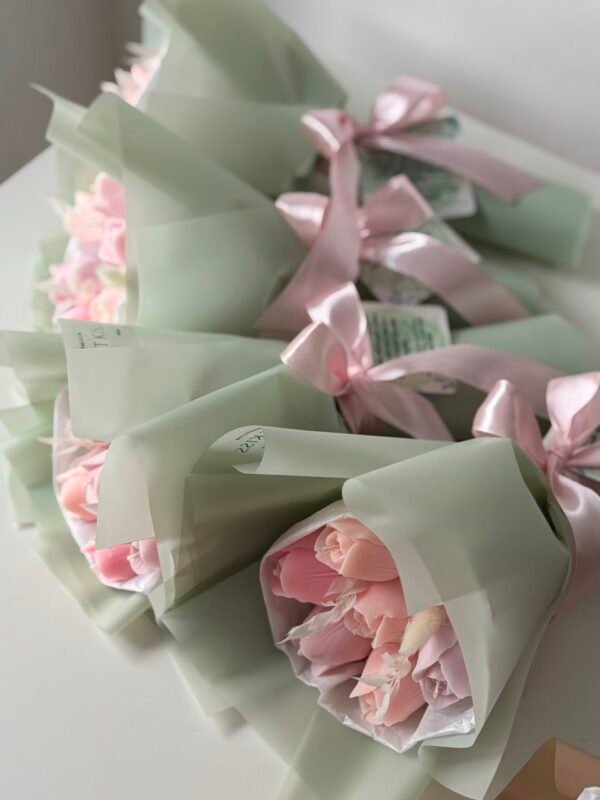 Bukiet delikatnoróżowych tulipanów – świece sojowe na Dzień Kobiet