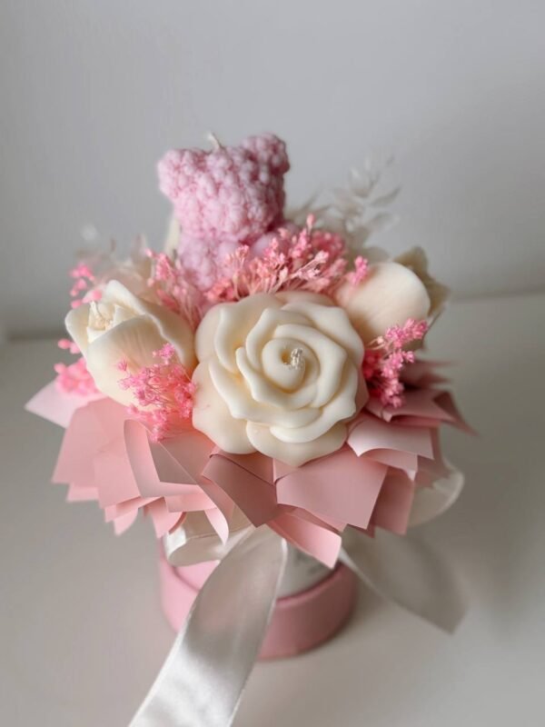 Mały flower box różowy z misiem - ręcznie robione świece dekoracyjne