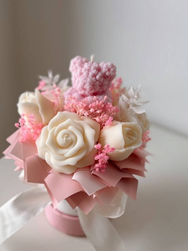 Mały flower box różowy z misiem - ręcznie robione świece dekoracyjne