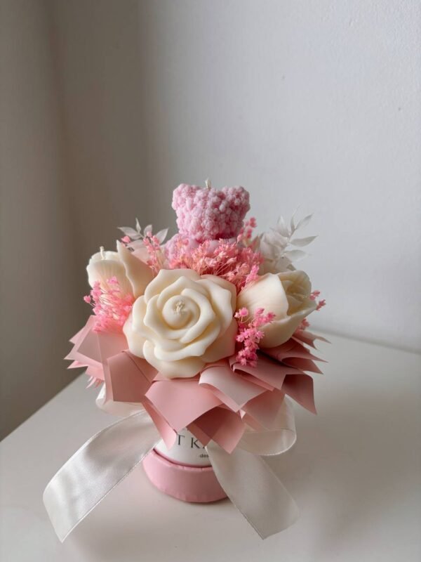 Mały flower box różowy z misiem - ręcznie robione świece dekoracyjne