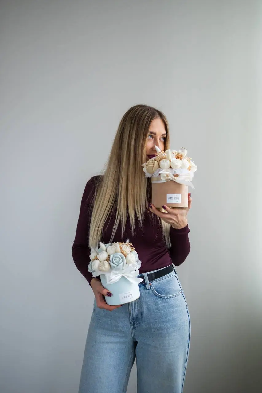 Uśmiechnięta założycielka marki Art Kiss Design z dwoma pięknymi flowerboxami